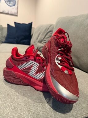 New Balance TWO WXY V5 Basketball Sneakers – Size 7 Men’s